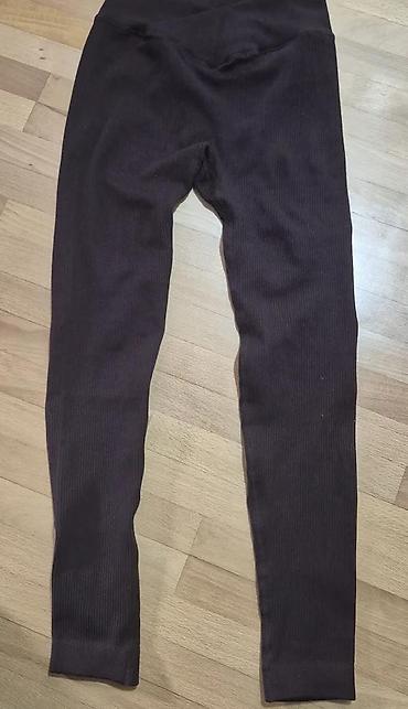 Helanke, biciklistički šortsevi: Ženske helanke tamne boje sa rebrastom teksturom. Karakteriše ih visok — 13