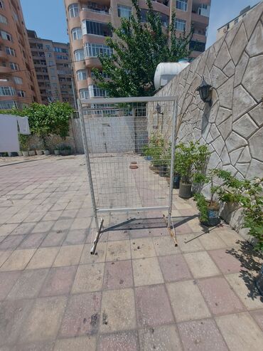 vitrinləri: Tükan bağlanır pütün əşyalar var Xaladenik, Tərəzi, polka, şüşəli