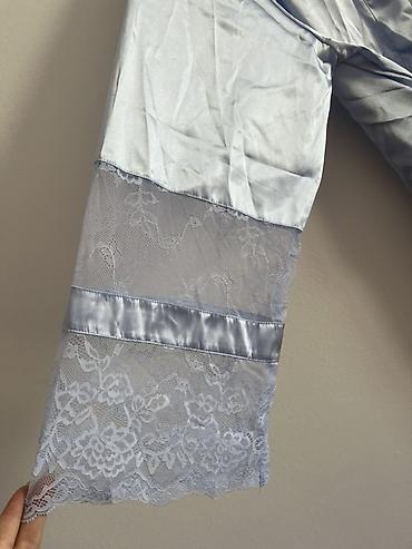 Sweatpants sets: Ženski satenski ogrtač u svetloplavoj boji sa dekorativnim čipkanim — 2