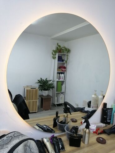 б у мебель продажа: Продаётся: Зеркало с подсветкой Маникюрный стол (1шт) Стуля (2шт)