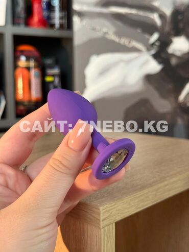 Маленькая фиолетовая анальная пробка для ярких игр и внешнего эффекта