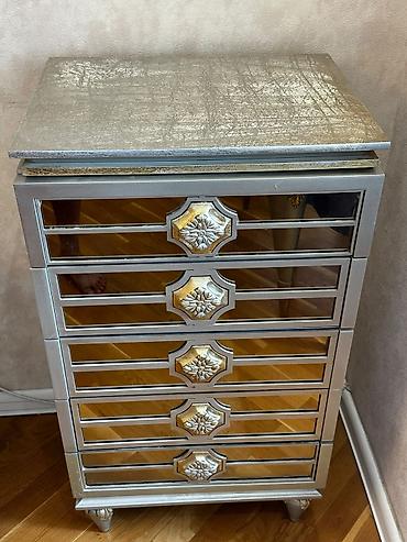 mebel materiali: Gümüş tonlarda klassik-lüks üslubda qonaq otağı dəsti Tərkibi: - TV — 2