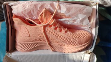 Другая женская обувь: Продаю летнюю обувь. кроссовки 39 размер, шлепки детские 36-37размер — 4