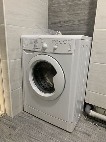 Стиральные машины: Стиральная машина Indesit, Б/у, Автомат, До 5 кг, Компактная