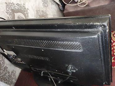 круглый: Телевизор Samsung, диагональ около 32" (визуально 31–32"). Плоская — 2