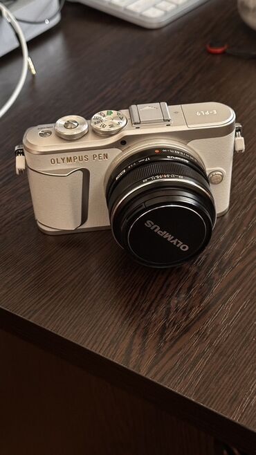 videokamera: Gümüşü rəngdə, dəyişdirilə bilən obyektivli Olympus Pen E-PL9