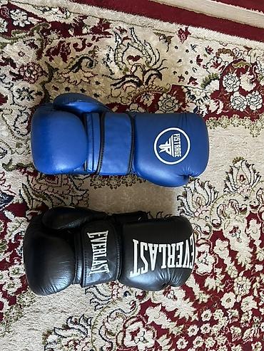 Боксерские перчатки — 2 пары. - Черные Everlast, 10 oz: классическая at lalafo.kg Боксерские перчатки — 2 пары. - Черные Everlast, 10 oz: классическая