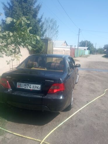машина гетис: Daewoo Nexia седан, черный цвет. Основные особенности: - Кузов
