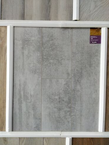 islemis taxta: Boz rəngli döşəmə laminatı – beton effekti. - Stil: Minimalist və