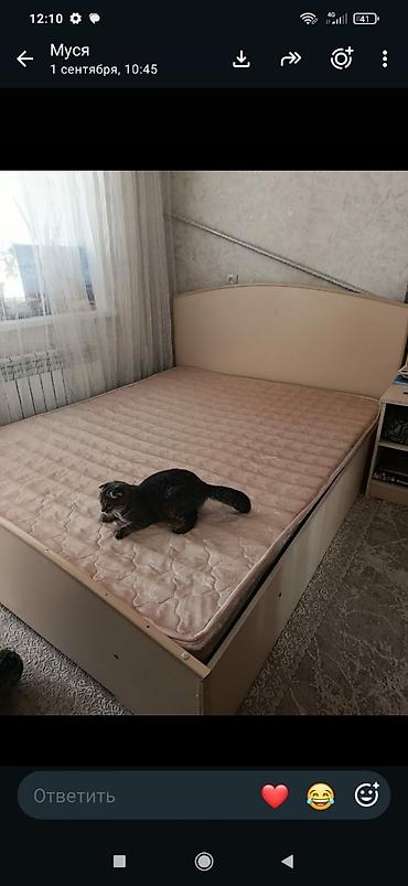 одна спальный крават: Двухспальная кровать с изголовьем и матрасом. - Размер спального — 1