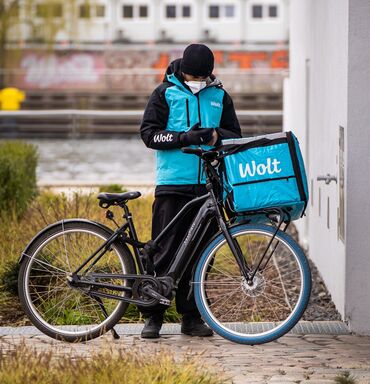 gey bakı: Wolt şirkətinə şəxsi moped motosiklet velosiped skuter və maşını olan