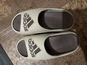 офисная одежда бишкек: Мужские сандалии, 42.5, Adidas, Б/у, цвет - Бежевый, Платная доставка, Самовывоз