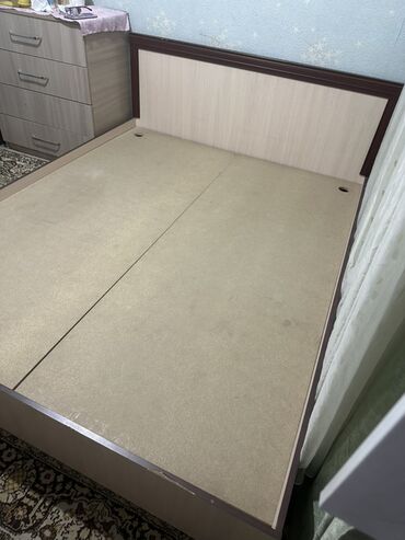Двуспальные кровати: Двуспальная кровать, Б/у, Без матраса, ЛДСП, длина - 200 см