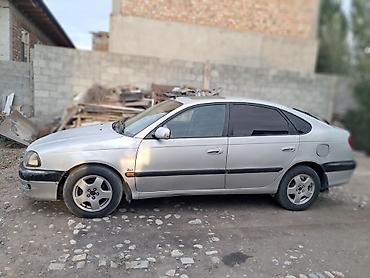 баа: Toyota Avensis: 1999 г., 2 л, Кол менен иштөөчү, Бензин, Лифтбек — 2