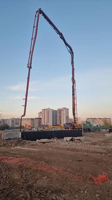 Два автобетононасоса (52м и 76м). Автобетононасос, стрела 52 м