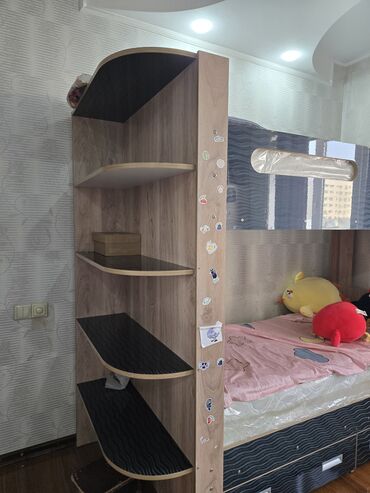 двухъярусные кровати с матрасом: Двухъярусная детская кровать, Б/у, ЛДСП