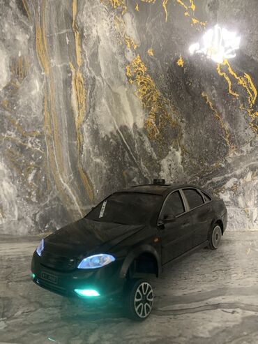 Oyuncaqlar: LED işıqlı uzaqdan idarə olunan oyuncaq maşın - Korpus: qara rəngli