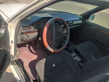 лупарик мерс 210: Белый седан Mercedes-Benz E-класса (W124) с черным тканевым салоном