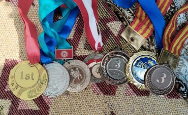 Значки, ордена и медали: Медали, 
тяжёлые по 150 сом, лёгкие по 100 сом