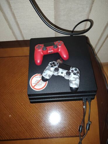 PS4 (Sony Playstation 4): Playstation 4 pro 1 TB. İdeal vəziyyətdədi. Pultlar originaldi. 10