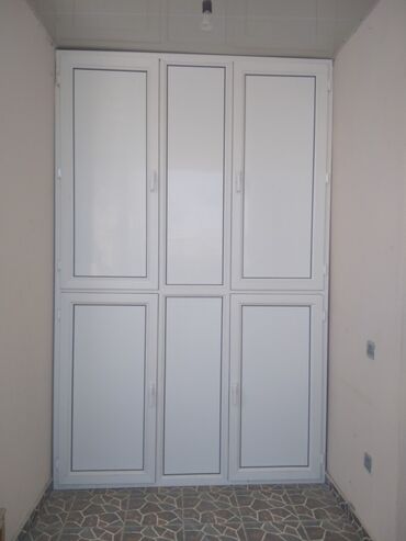 balkon şkafı: Plastik dolablar. Pəncərə profillərindən plastik dolablar balkonda