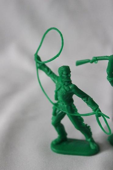 roleri i rolšue za decu: STARE FIGURICE KAUBOJA LOT | Dve stare figurice kauboja visine preko — 1