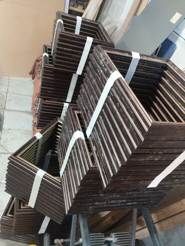 Картины: Картина с изображением цветов в вазе, оформленная в раму. Рама имеет — 6