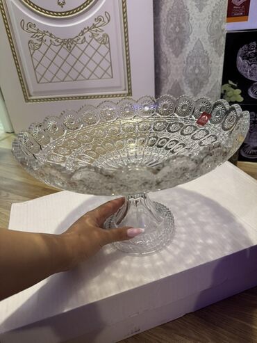 Meyvə qabları: 2 ededi 15 manat . Sakura markalı, ayaqlı, şəffaf kristaldan