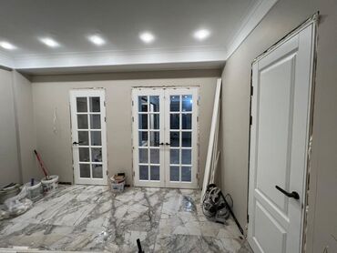 Ванны: Элегантная ванная комната, облицованная крупноформатной плиткой под — 7