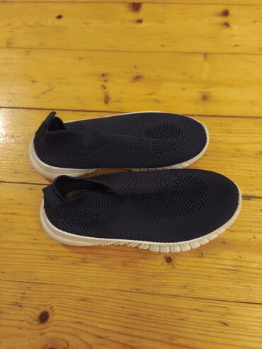 Ayaqqabılar: Qara rəngdə olan dəri kişi ayaqqabıları. Dəbli dizaynı ilə həm rəsmi — 15