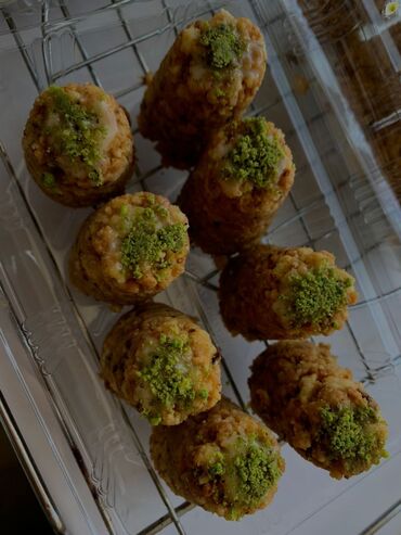 Выпечка, хлебобулочные изделия: Ароматные домашние булочки, приготовленные из мягкого теста, с нежной — 12