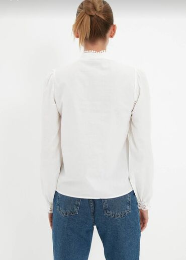 Köynək və bluzalar: Bluzlar - Rəng: saf ağ - Model: uzunqol, düyməli, yüngül dar kəsim - — 24