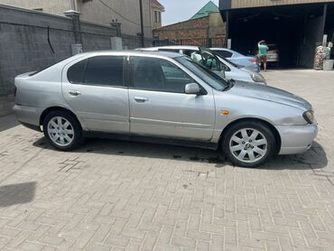 Nissan: Nissan Primera серебристого цвета, надежный и практичный автомобиль