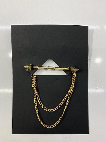 kulce qizil: Qızılı rəngdə dekorativ bross - Dizayn: Ox formalı sancaqlı başlıq və — 1