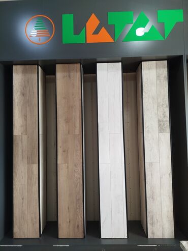 qehve demleyen: LVTAT brendinin döşəmə örtükləri – ağac teksturalı panellərin vitrin