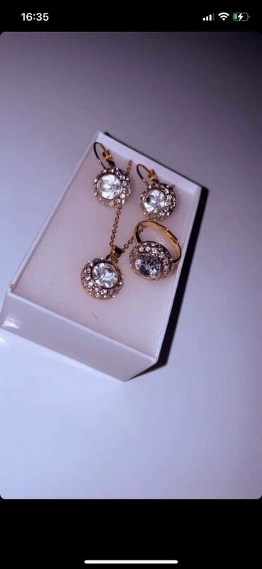 Setovi nakita: Kompleti nakita
Cena 1500din — 15