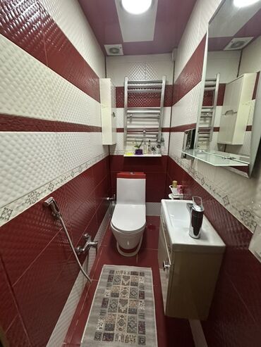 Uzunmüddətli kirayə mənzillər: Mətbəx hissəsində ağ rəngli modul mebellərlə təchiz olunmuş, qara -da lalafo.az — 14 Uzunmüddətli kirayə mənzillər: Mətbəx hissəsində ağ rəngli modul mebellərlə təchiz olunmuş, qara — 14