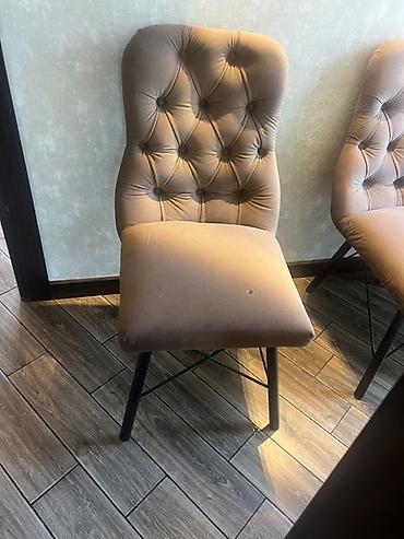 stol nədir: Yumşaq oturacaqlı, düyməli kapitone arxa dayaqlı yemək otağı/kafe — 1