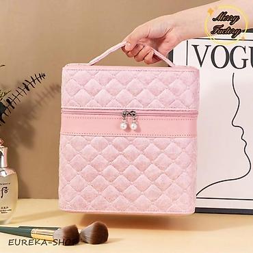 Neseseri: Kozmeticki kofer 

Cena: 3500 din — 3