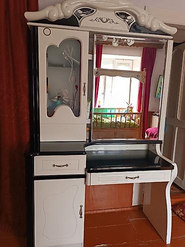 ev əşyaları adları: Yataq otağı mebel dəsti Tərkib: - Böyük iki nəfərlik çarpayı (yumru — 2