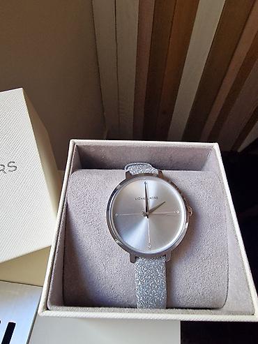 Michael Kors ženski ručni sat – elegantan minimalistički dizajn. -