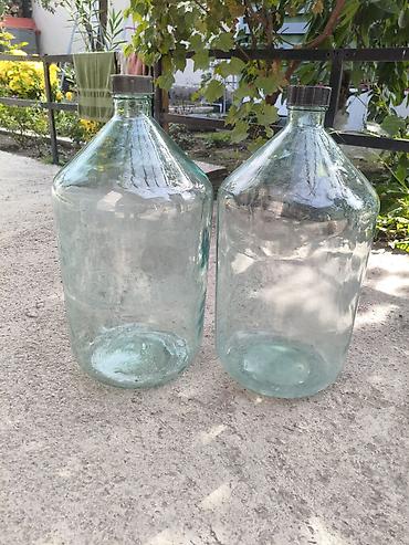 Бутылки: _ Продается бутыль 20 литровый --- Стеклянные бутыли с крышками, 2 шт — 1