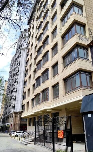 срочно продаётся 1 комнатная квартира в районе ошского рынка по улице молодая гвардия токтогула: 2 комнаты, 52 м², Элитка, 3 этаж, Евроремонт