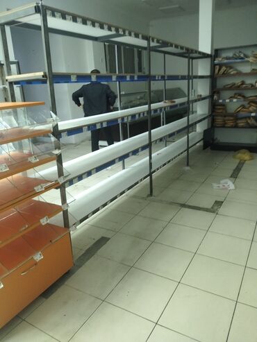 Rəf vitrinləri: Mağaza üçün metal rəf sistemləri - Material: möhkəm metal karkas — 1