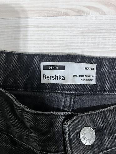 Kişi geyimləri: Cins şalvar, Bershka — 2