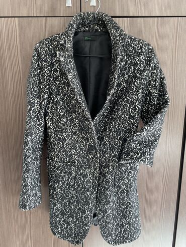 твидовый пиджак: Продаю пальто- пиджак фирмы Benetton, размер S в хорошем состоянии