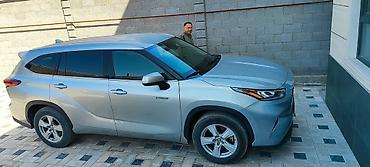 идеальное: Toyota Highlander Hybrid, серебристый кроссовер последнего поколения — 7