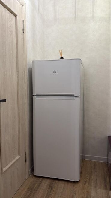 продаю стиральная машинка: Холодильник Indesit, Б/у, Двухкамерный, De frost (капельный), 60 * 150 * 60