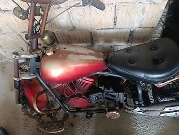 Mini chopper/kros mini-motor sa širokim zadnjim gumama i ručno rađenim