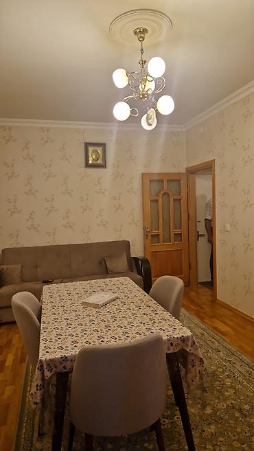 7ci mk: Kirayə 2 otaqlı, tam mebelli və texnikalı mənzil. - Qonaq otağı — 6